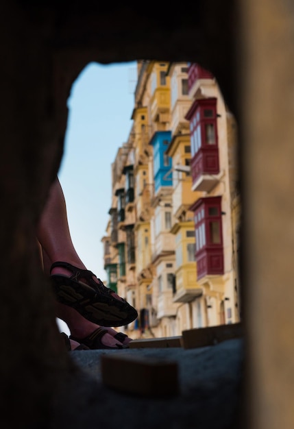 Foto valetta balkons uitzicht van onder een brug