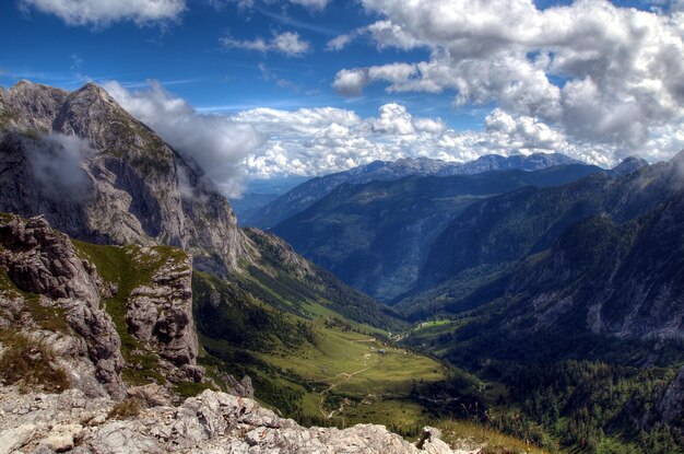 Valle en montaa con cielo con nubes