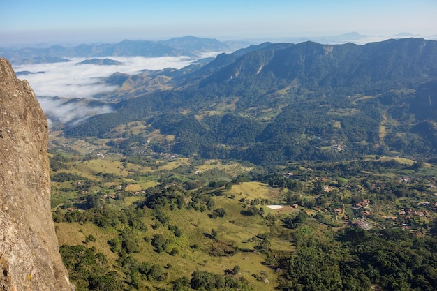 Vallei in de bergen van Serra da Mantiqueira in de stad Sao Bento do Sapucai, Brazilië