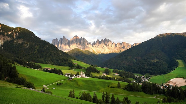 Vallei in de Dolomieten bij zonsondergang in Italië