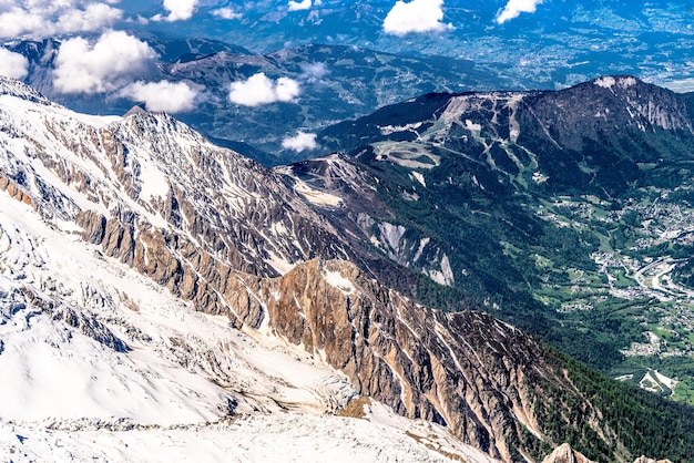 Vallei met dorpjes tussen besneeuwde bergen Chamonix Mont Blanc HauteSavoie Alpen Frankrijk