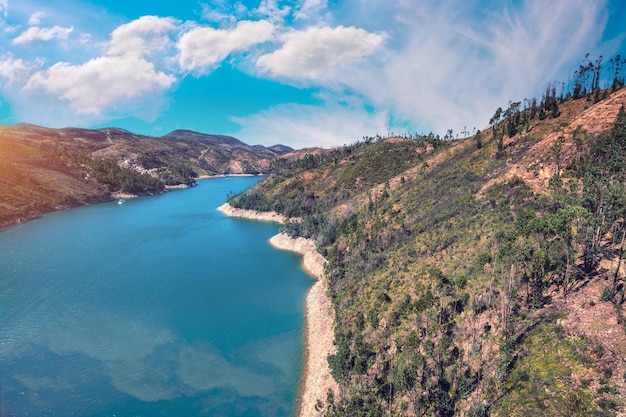 Vallei van de berg rivier Zezere rivier Uitzicht vanaf Teixeira Antunes Bridge Portugal