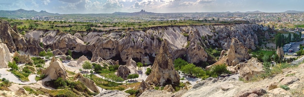 Vallei vol met unieke rotsformaties in Cappadocië, Turkije