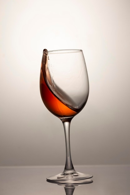 Vallend glas met rode wijn