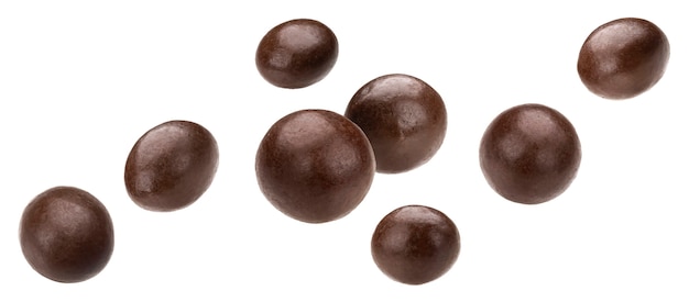 Vallende chocolade ballen geïsoleerd op witte achtergrond