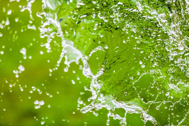 Vallende Water Splash over groene abstracte achtergrond met ruimte voor jou tekst