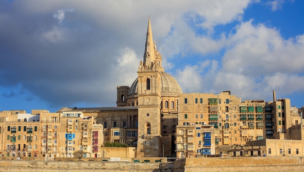 Valletta Malta Skyline in de middag met de koepel van de Karmelietenkerk en de toren van St Pauls