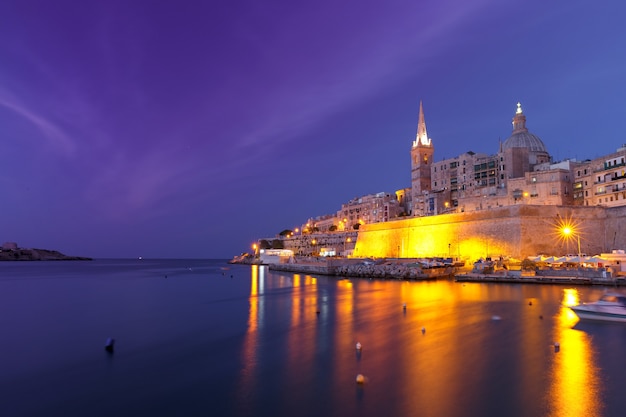 Valletta Skyline bij nacht met kerk van Onze Lieve Vrouw van de berg Karmel en St. Paul's Anglicaanse Pro-kathedraal, Valletta, hoofdstad van Malta