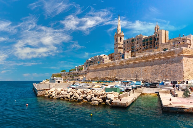 要塞の壁、ボートの桟橋、マルタの首都バレッタにあるサンポール臨時主席大聖堂のあるバレッタのスカイライン。海からの眺め