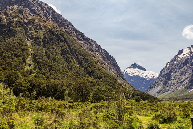 사진 뉴질랜드 국립 공원 도로에 눈 덮인 산과 언덕 사이의 계곡