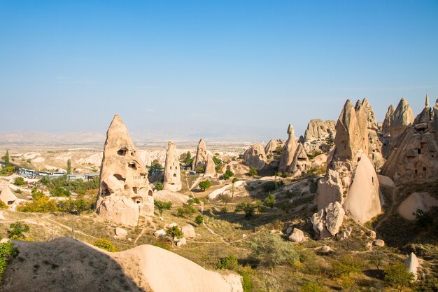 Valle delle colombe vista panoramica vicino al castello di uchisar in sunrise, cappadocia, turchia