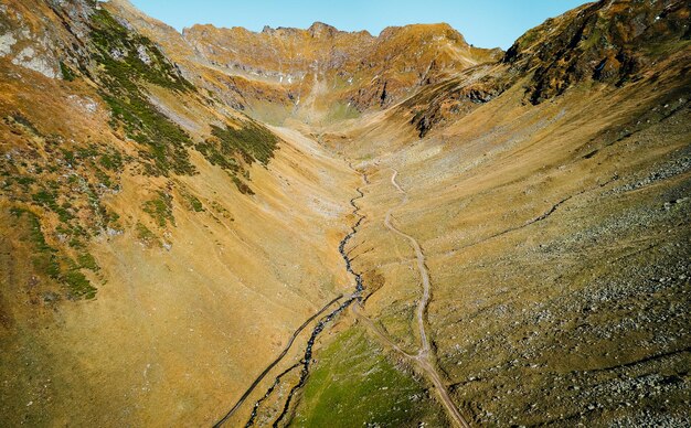 Foto valle e montagne in autunno