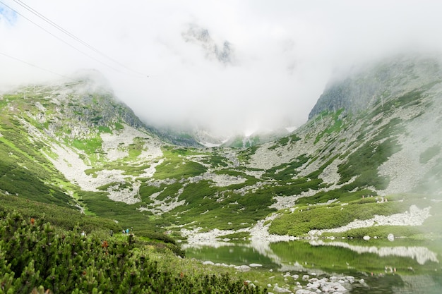 Долина в горах, покрытая облаками