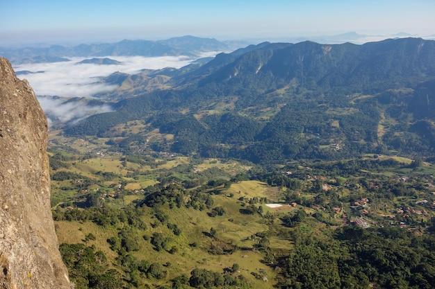 ブラジルのサン・ベント・ド・サプカイ市のセラ・ダ・マンティケイラの山中の渓谷