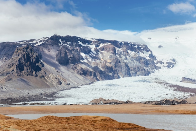 Valley national park landmannalaugar. op de glooiende hellingen van de bergen liggen sneeuwvelden en gletsjers. prachtig ijsland in juli