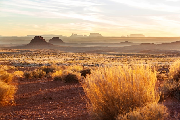 Valley of the Gods rotsformatie met Monument Valley bij zonsopgang