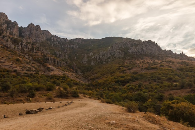 Demerdzhi Rocks 近くの谷と岩