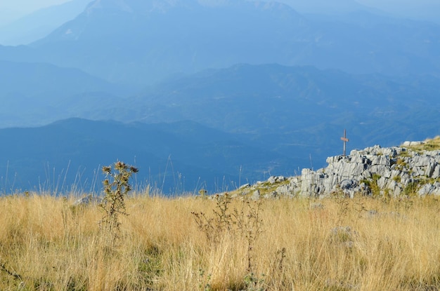 Foto vista sulla valle con una santa croce all'alba