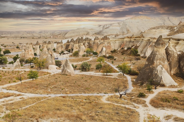 Valle con le montagne sabbiose della cappadocia. fantastico paesaggio.