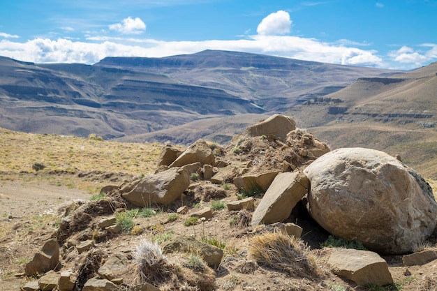 Foto valli formazioni rocciose e montagne nel paesaggio della patagonia argentina