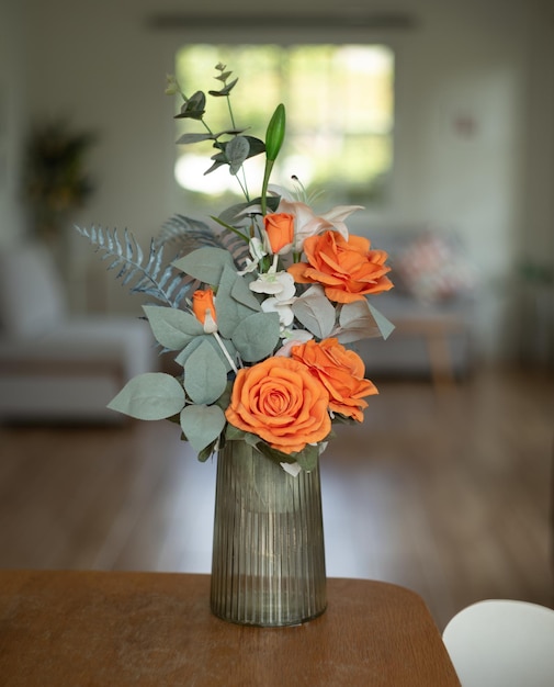 Foto valse bloemen in een glazen vaas op een houten tafel