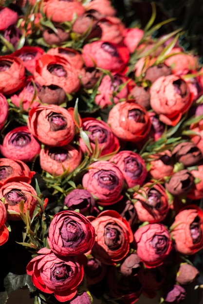 Valse kunstbloemen in zicht