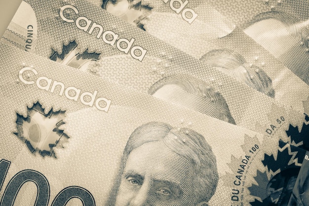 Valuta van Canada Close-up van enkele bankbiljetten van Canadese dollars Afbeelding aangepast in vintage stijl
