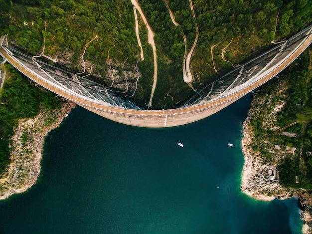 Плотина Вальвестино на озере Гарда в Италии Гидроэлектростанция