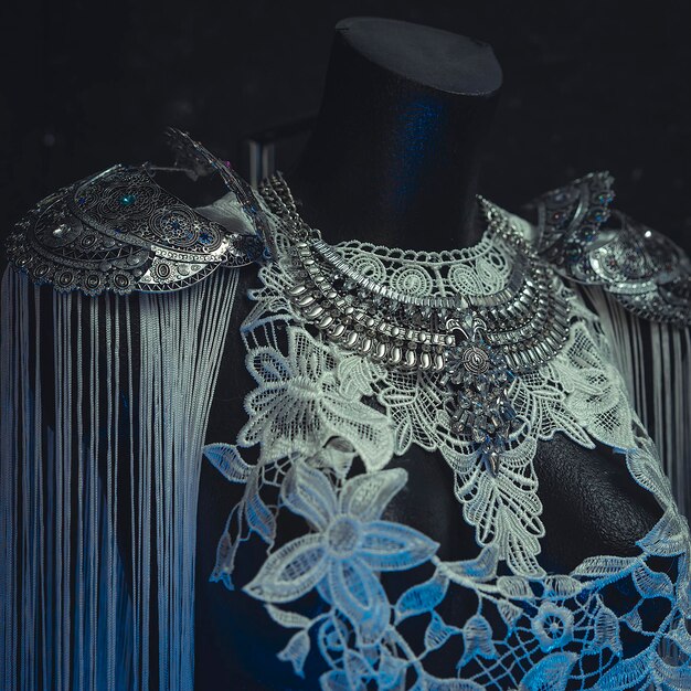 vampier, jurk gemaakt met wit kant en sieraden in zilver en edelstenen. kostuum in de stijl van de romantiek van de negentiende eeuw. handgemaakt