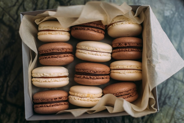 Foto van boven doos met verse bitterkoekjes