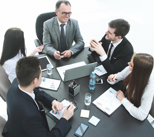 Van bovenaf gezien business team dat een probleem bespreekt met een bedrijf