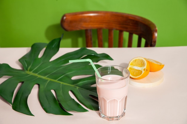 Van bovenaf van verse smoothie en fruit gerangschikt op tafel voor gezond ontbijt in studio