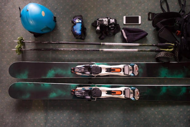 van bovenaf zicht op ski-accessoires