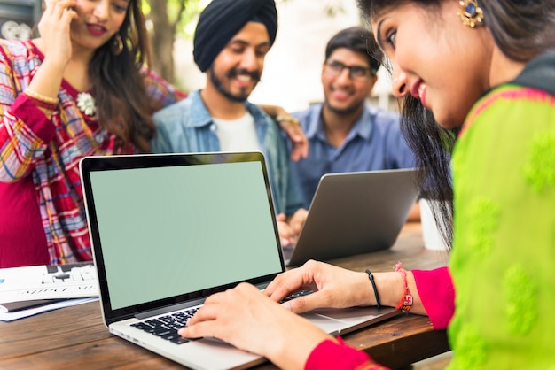 Van de bedrijfs mensenverbinding Laptop Exemplaar Ruimtespot omhoog Concept