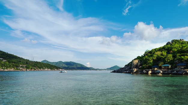 Van de de kustlijnochtend van het zeegezicht zonnige de dag blauwe hemel met idyllisch eiland, Koh nangyuan Suratthani