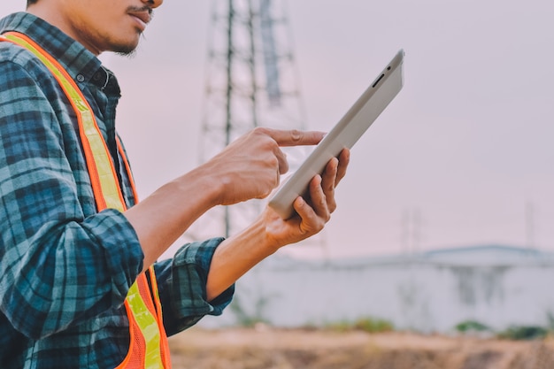 Van de de tablet werkende inspectie van de ingenieursholding bouwconstructie