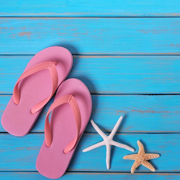 Van de de zeesterzomer van Flipflops van het strand blauwe houten grens als achtergrond