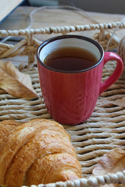 Van de het stemmings Franse ontbijt van de herfst de samenstellingskop thee en croissants