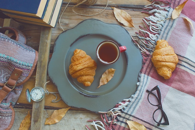 Van de het stemmings Franse ontbijt van de herfst de samenstellingskop thee en croissants