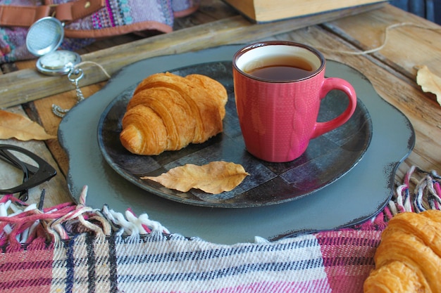 Van de het stemmings Franse ontbijt van de herfst de samenstellingskop thee en croissants
