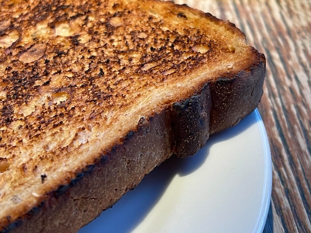 Van dichtbij bijgesneden van een heerlijk vers geroosterd brood