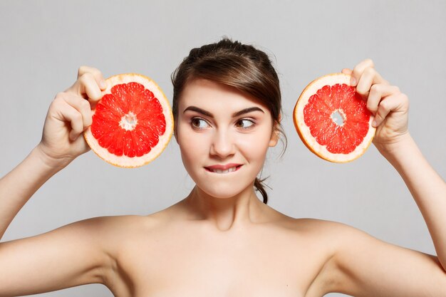 van een gelukkige vrouw met een grapefruit