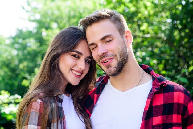 Van elkaar genieten Man hipster en mooie vrouw verliefd Zomervakantie Verliefd worden Pure gevoelens Romantisch date concept Knuffelen met lieveling Mooie mensen Gelukkig samen Paar verliefd