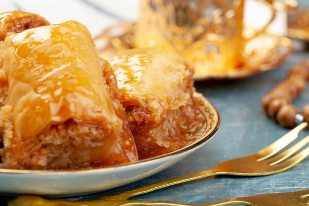 van heerlijke Turkse baklava geserveerd op een bord