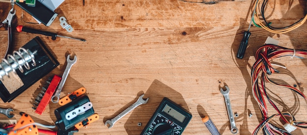 Van houten tafel met elektrisch gereedschap