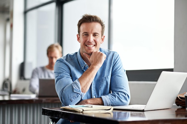 Van mijn startup een succes maken shot van een man aan het werk op een laptop in een kantoor