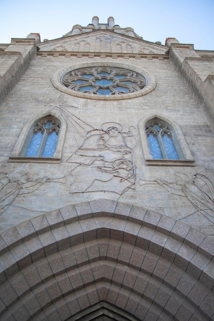 Foto van onder naar boven hoek van de kerk