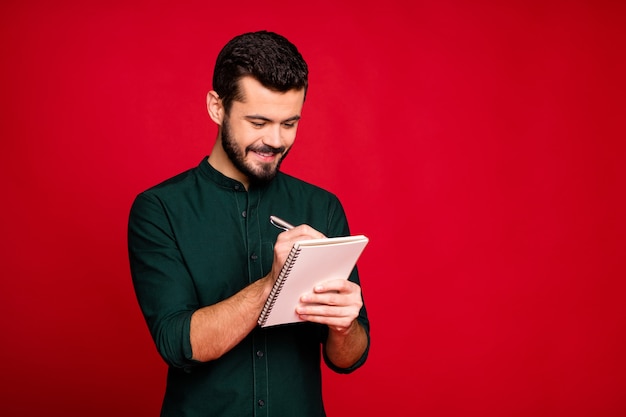 van positieve kerel college student voorbereiden project schrijven pen in zijn beurt moderne kleding dragen