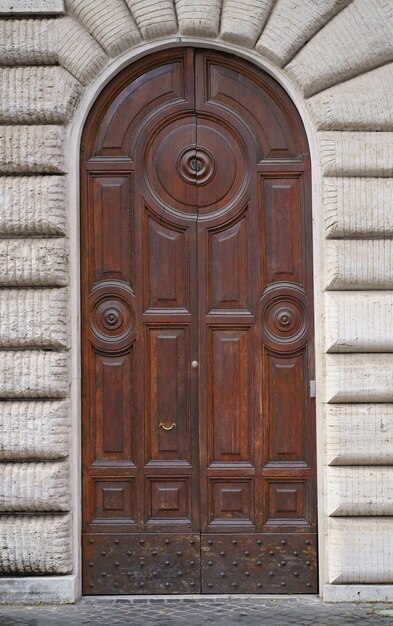 van Rome Klassieke oude houten deuren op een openbare plaats op een stadsstraat of in een stedelijke omgeving