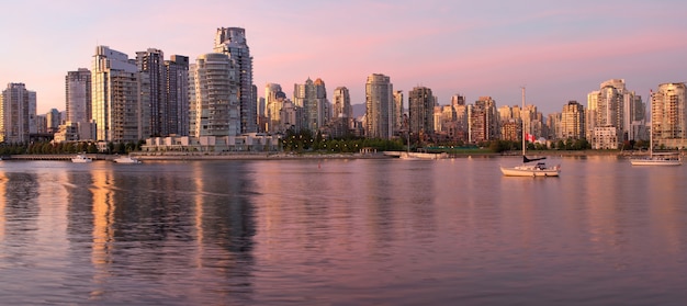 Foto vancouver bc skyline lungo false creek al crepuscolo